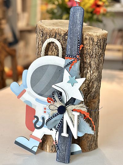 ΠΑΣΧΑΛΙΝΗ ΑΡΩΜΑΤΙΚΗ ΛΑΜΠΑΔΑ ΑΣΤΡΟΝΑΥΤΗΣ ΜΕ ΜΟΝΟΓΡΑΜΜΑ κ ΔΩΡΟ ΚΑΔΡΑΚΙ 20 εκ.90127