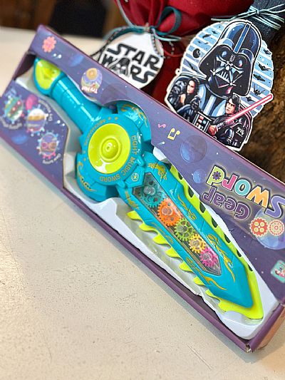 ΠΑΣΧΑΛΙΝΟ ΣΕΤ STAR WARS(DARTH VADER) ΜΕ ΑΡΩΜΑΤΙΚΗ ΛΑΜΠΑΔΑ-ΣΟΚΟΛΑΤΕΝΙΟ ΑΥΓΟ κ ΔΩΡΟ ΔΙΑΣΤΗΜΙΚΟ ΣΠΑΘΙ 38 ΕΚ-8011