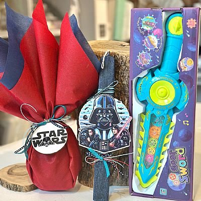 ΠΑΣΧΑΛΙΝΟ ΣΕΤ STAR WARS(DARTH VADER) ΜΕ ΑΡΩΜΑΤΙΚΗ ΛΑΜΠΑΔΑ-ΣΟΚΟΛΑΤΕΝΙΟ ΑΥΓΟ κ ΔΩΡΟ ΔΙΑΣΤΗΜΙΚΟ ΣΠΑΘΙ 38 ΕΚ-8011