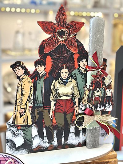 ΠΑΣΧΑΛΙΝΗ ΑΡΩΜΑΤΙΚΗ ΛΑΜΠΑΔΑ STRANGER THINGS ΜΕ ΘΕΜΑΤΙΚΗ ΞΥΛΙΝΗ ΒΑΣΗ 30εκ-8314